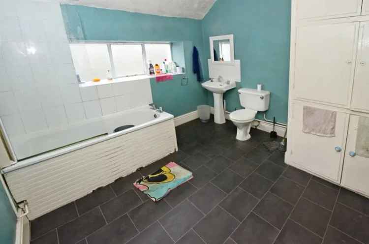 3 Bedroom Terraced House Near University and Amenities