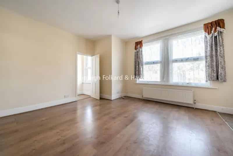 Spacious 3-Bedroom Family Home with Large Garden