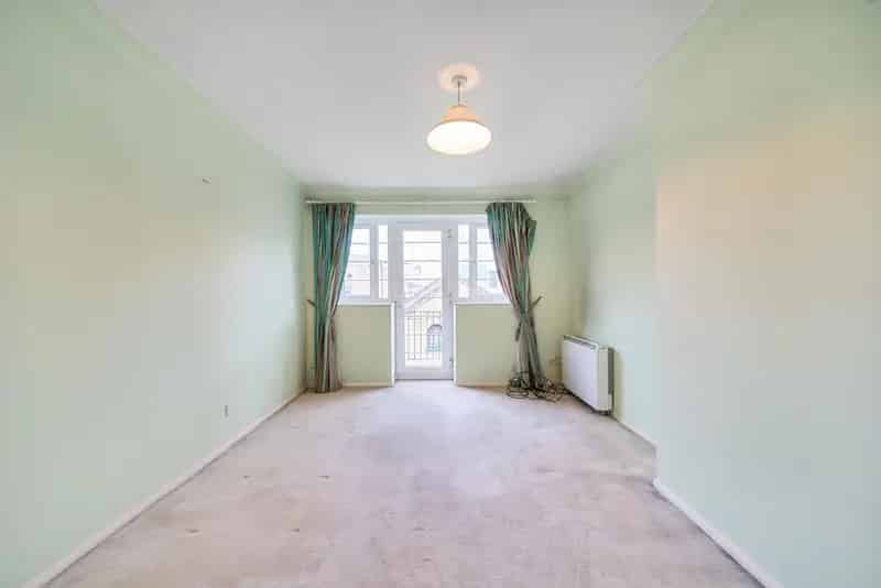 2 Bed Split Level Apartment River Thames Canary Wharf Views Chain Free