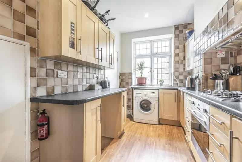 Spacious Four Bedroom Edwardian Apartment Chain Free