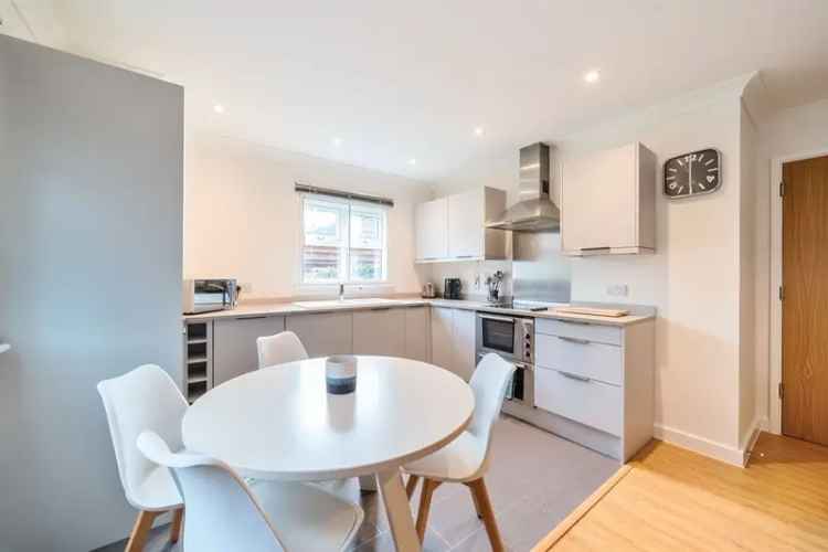 Ground Floor Flat in Olde Hanwell Near Amenities and Schools