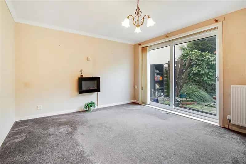3 Bed Terraced House with Private Gardens Livingston