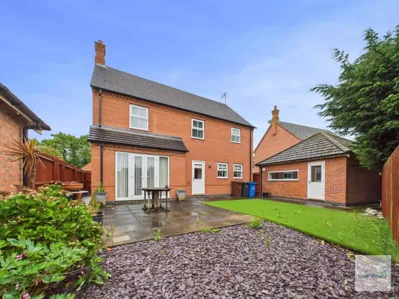 4 Bedroom House For Sale - Executive Detached Home with Double Garage