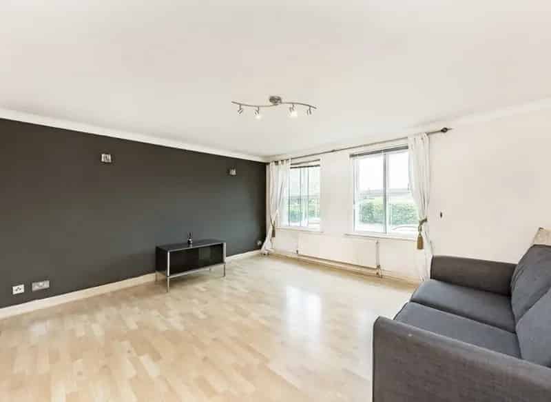 Two Bed Ground Floor Flat with Parking - Chain Free