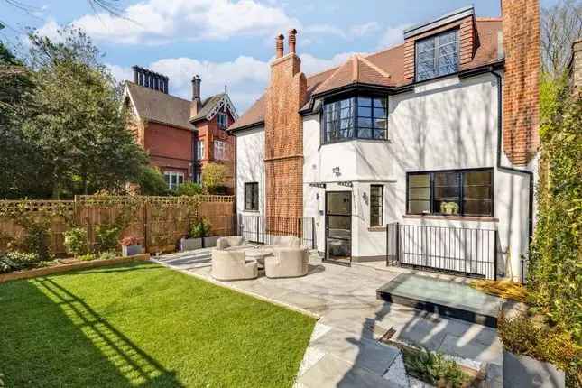 Semi-detached House for Sale in Hampstead London