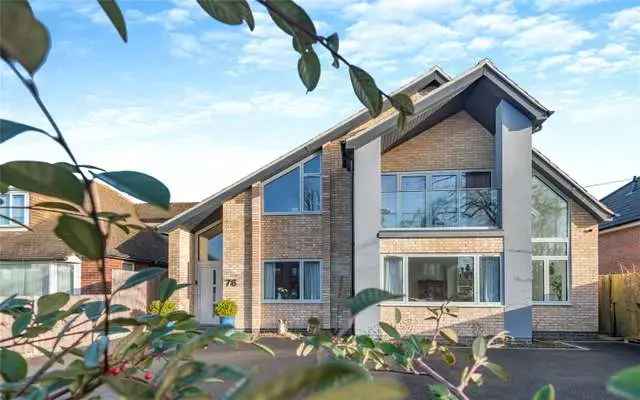 Modern Home with 4 Double Bedrooms and Private Garden