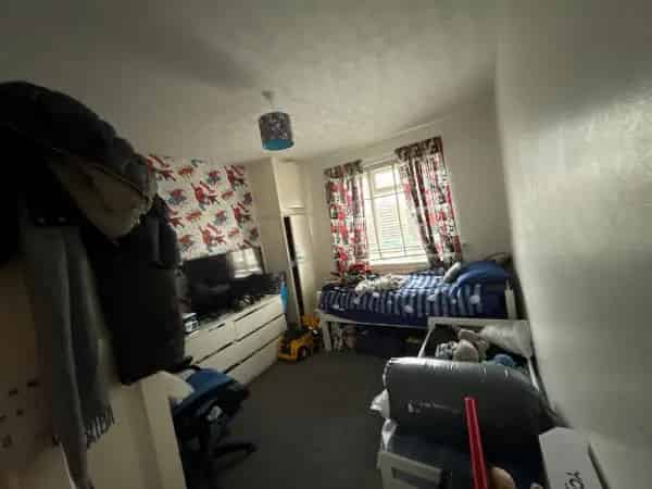 Large 2-Bedroom Flat with Balcony and Communal Garden Near Hammersmith