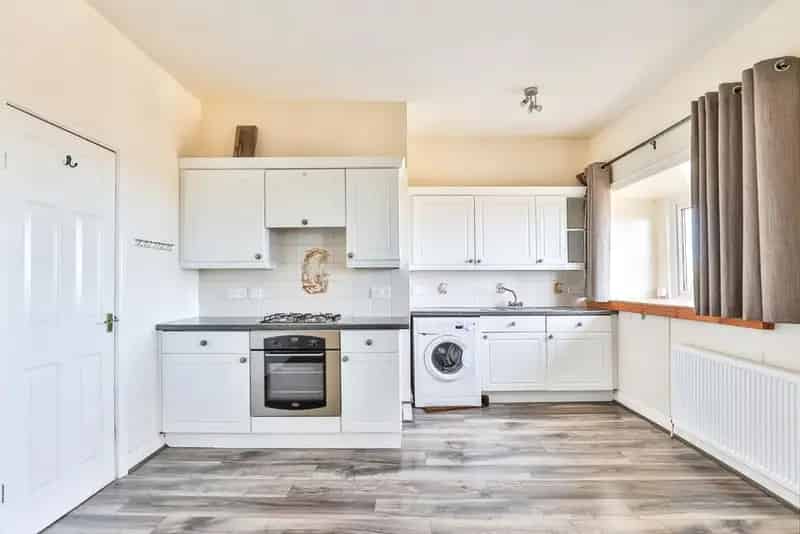 1 Bedroom Semi Detached Flat for Sale Scarborough