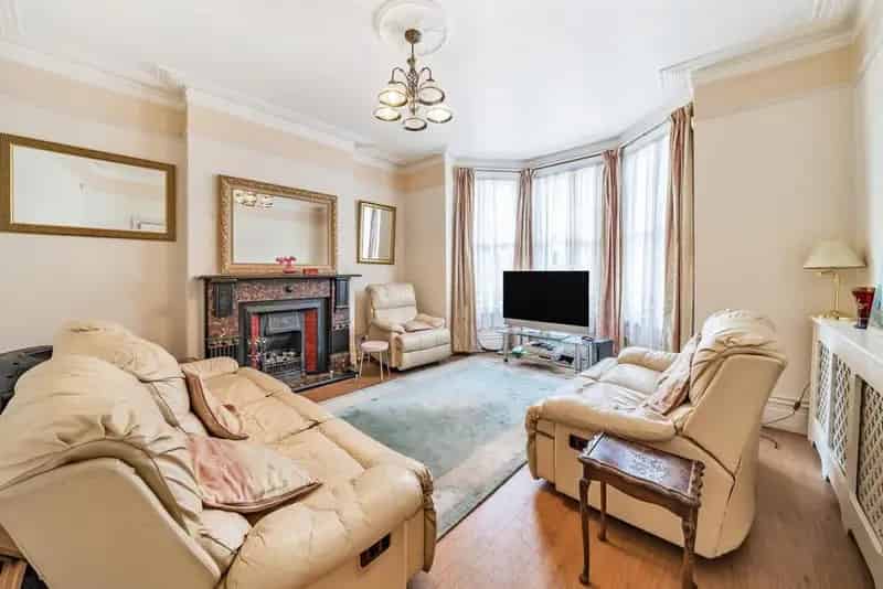 Seven Bedroom Freehold Family House High Ceilings Period Features