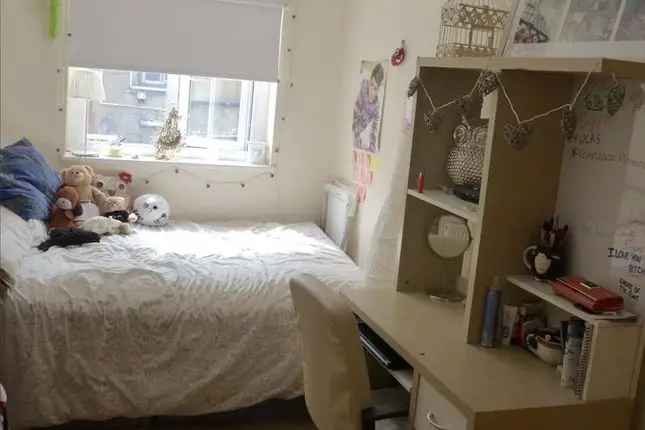 Flat to rent in Albany Road, Roath, Cardiff CF24