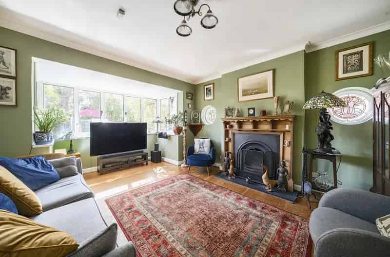 3 Bedroom Detached House Near Schools and Station
