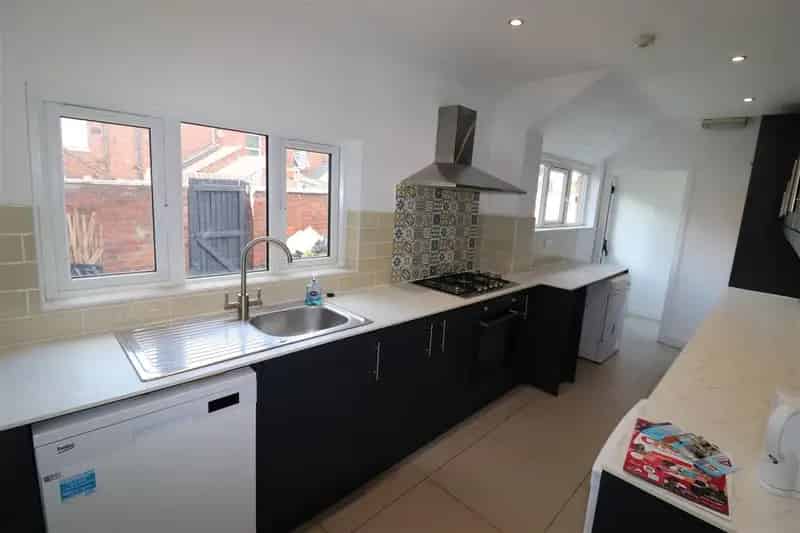 5 Bedroom End of Terrace House to Rent