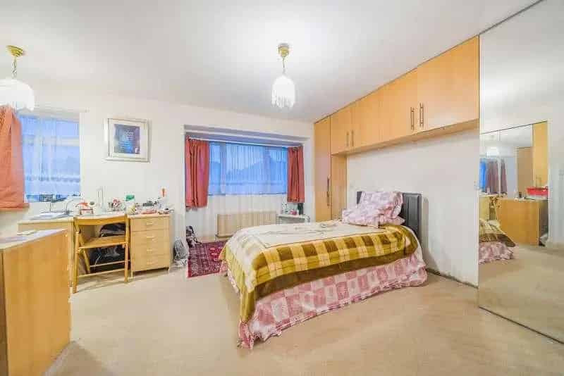 4 Bedroom Detached House for Sale in Acton