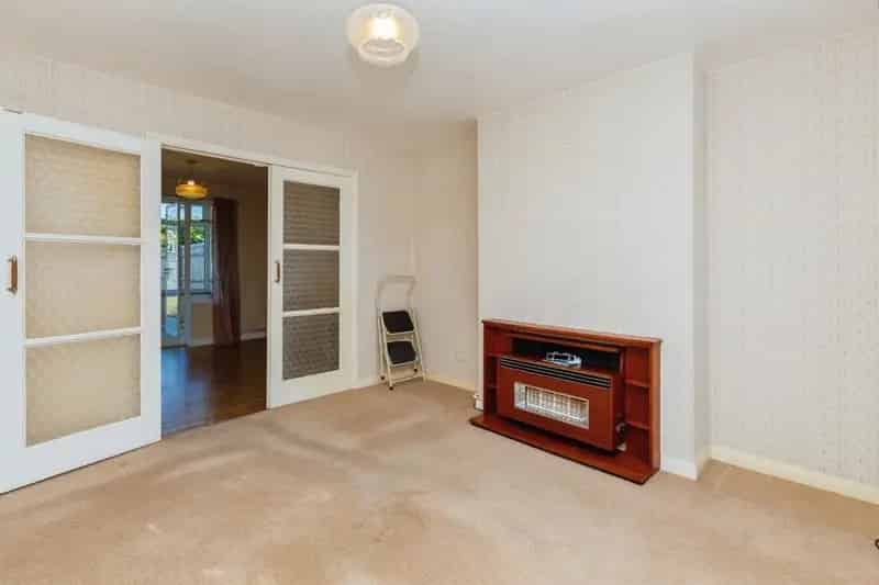 Spacious 3-Bed Semi-Detached House with Garage and Driveway