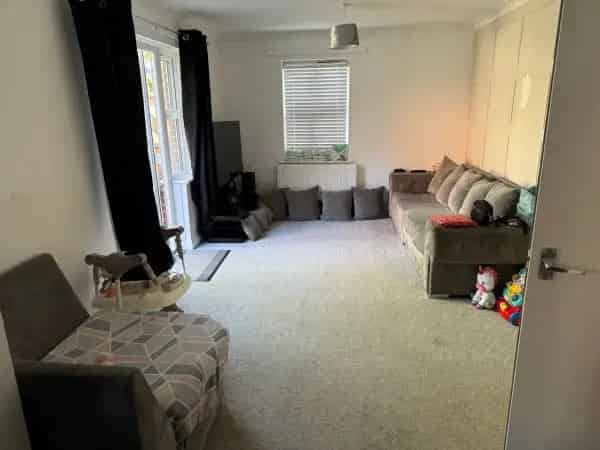 Two Bedroom Downstairs Flat Near Rochford Square