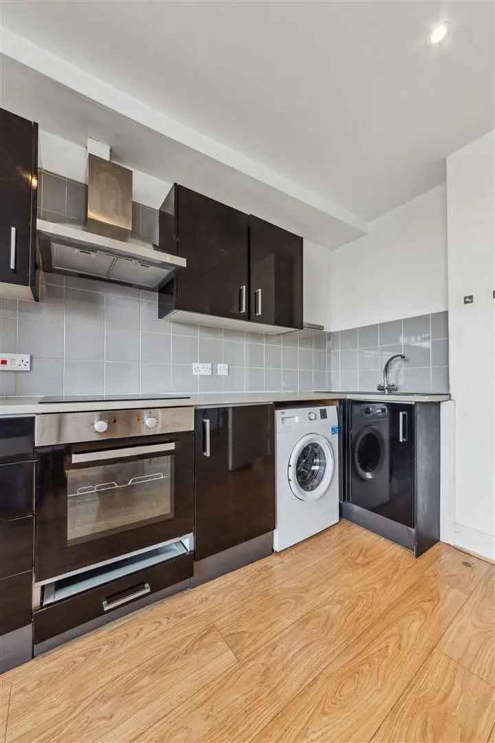 3 Bedroom Flat to Rent in Brixton