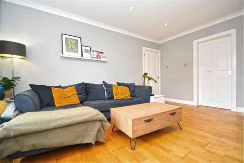 3 Bed Flat Maindoor with 1 Reception Room and Private Gardens