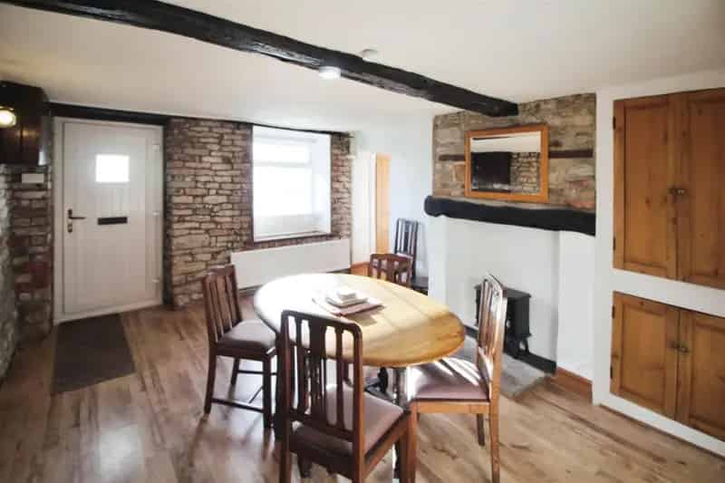 2 Bedroom Cottage House to Rent Charming Period Features Parking