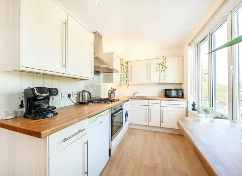 Large 1-Bedroom Modern Apartment near Strawberry Hill Station