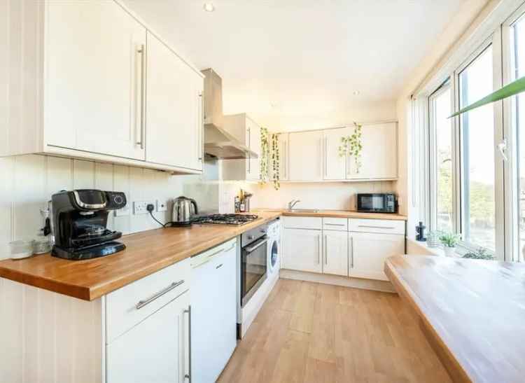 Large 1-Bedroom Modern Apartment near Strawberry Hill Station