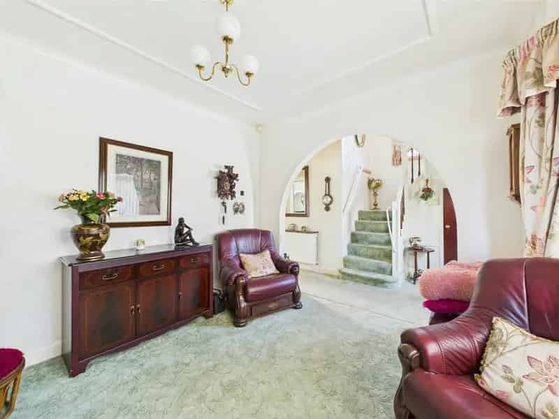 Spacious Semi-Detached Family Home Leach Lane Freehold