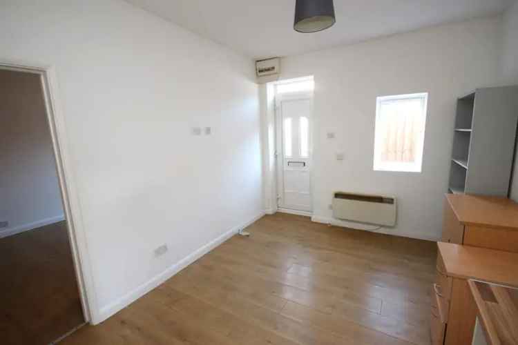 1 Bedroom Ground Floor Flat Private Entrance Modern Kitchen