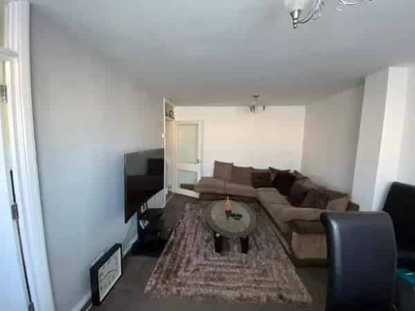 Lovely FFF 2 Bed Property Near Shops and Schools