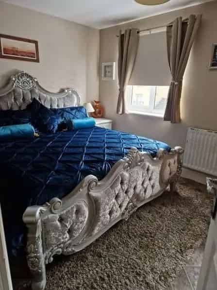 4 Bed 3 Storey House - Quiet Area - Beautifully Decorated