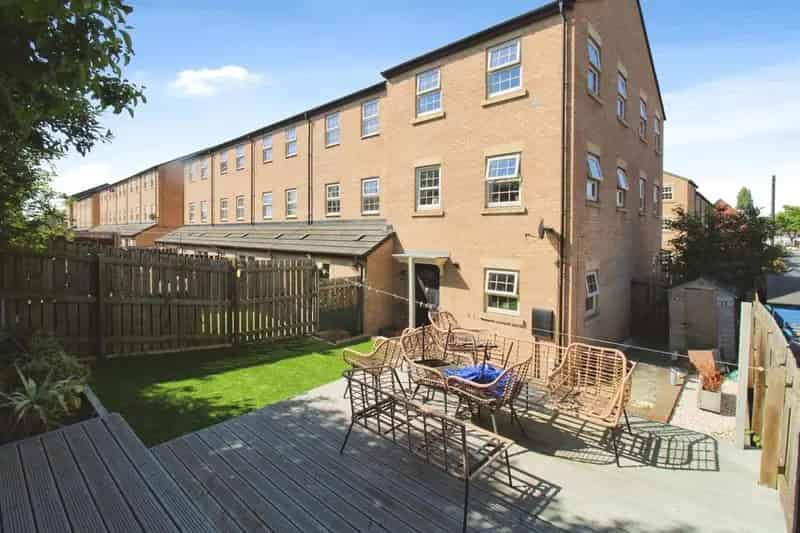 2 Bedroom Townhouse for Sale Near A63 and M62