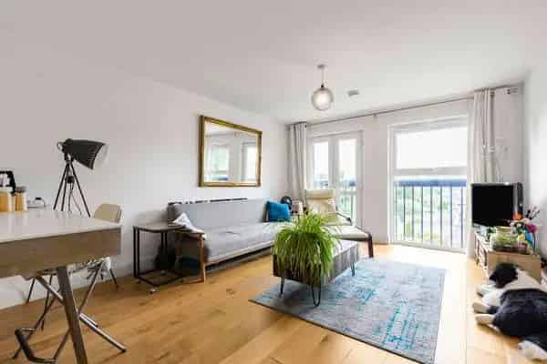 Stunning 1-Bed Flat in St Margarets with Communal Garden and Parking