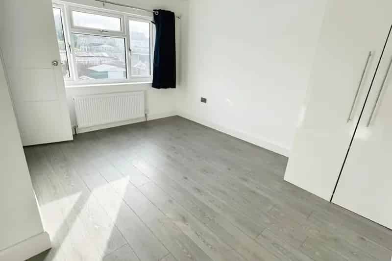 Spacious Semi-Detached Studio Near Public Transport