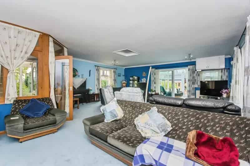Spacious Bungalow in Large Garden with Double Garage and Conservatories