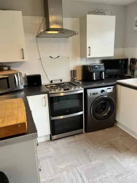 2 Bed Semi-Detached House Yiewsley Near Shops and Schools