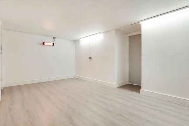 Flat to rent in Fitzjohn's Avenue, Hampstead NW3