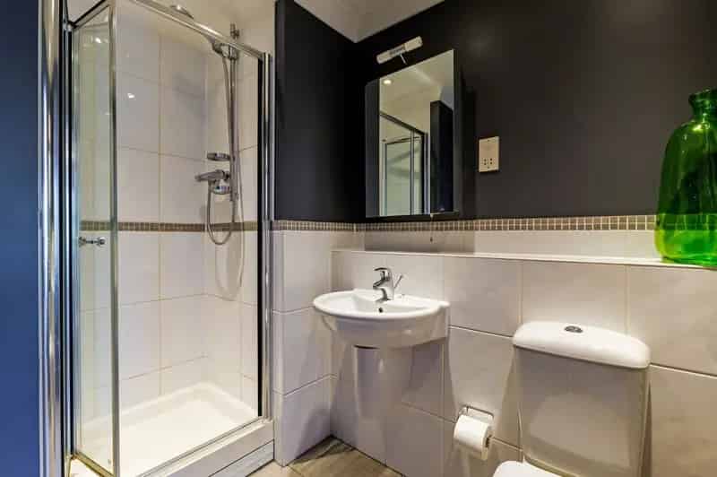 2 Bedroom Flat for Sale in Beaconsfield Near Station