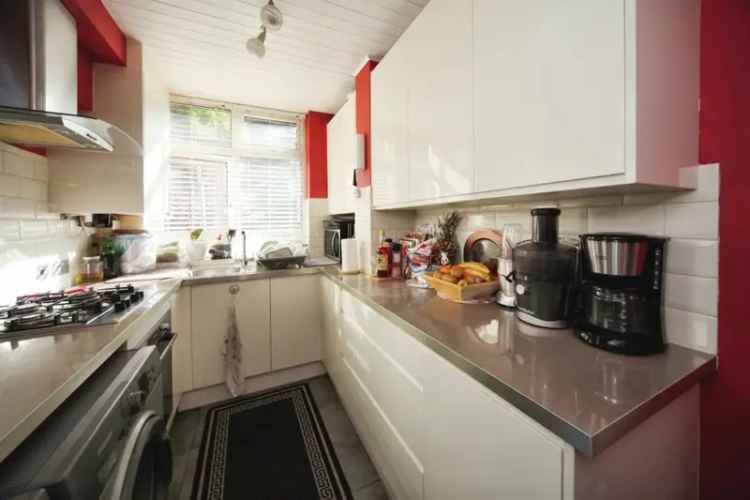 House For Sale in Cutenhoe Road, Luton, England