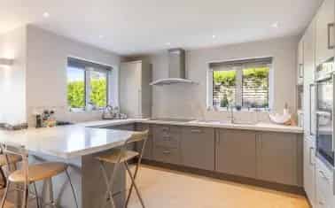 Spacious 3-Bed Apartment with Stunning Westerly Views in Totnes