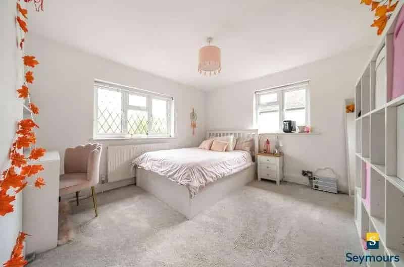 3 Bed House for Sale in Shalford Near Guildford