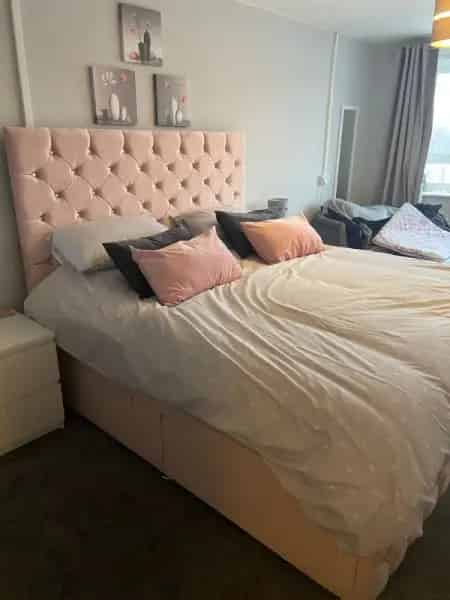 Lovely 2 Bed Top Floor Flat Near Transport and Schools