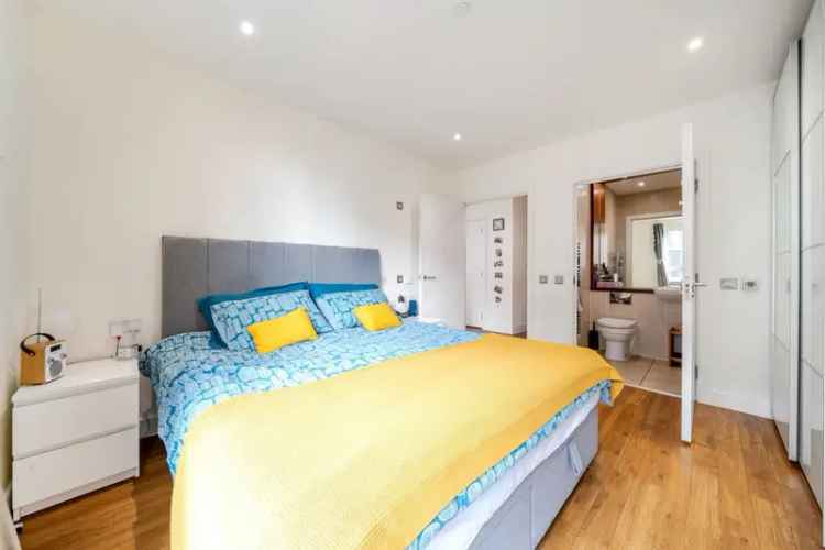 Spacious 2-Bed Apartment in West London with Stunning Views
