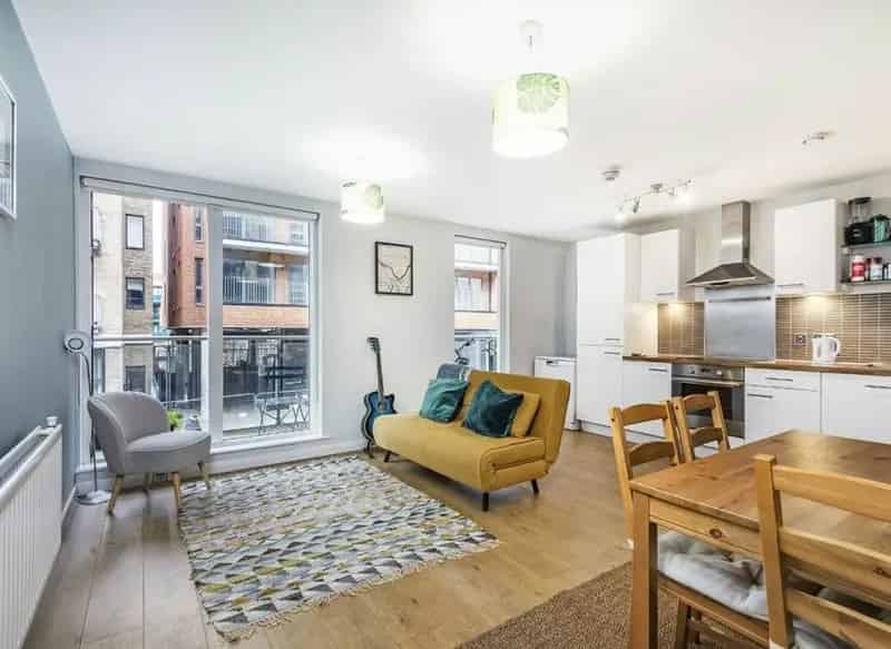 Split Level Home Near Devons Road DLR Station