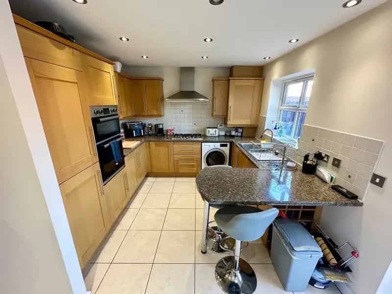 Large 4 Bed Family Home with Garage and Parking