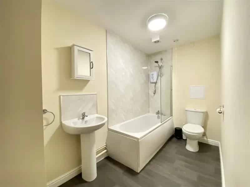 1 Bedroom Furnished Apartment Near Rochdale Canal