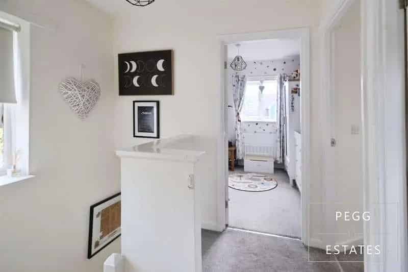 3 Bed House for Sale with Two Garages and Landscaped Garden