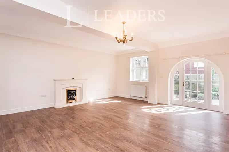 3 Bed House with Courtyard Garden and Driveway Parking