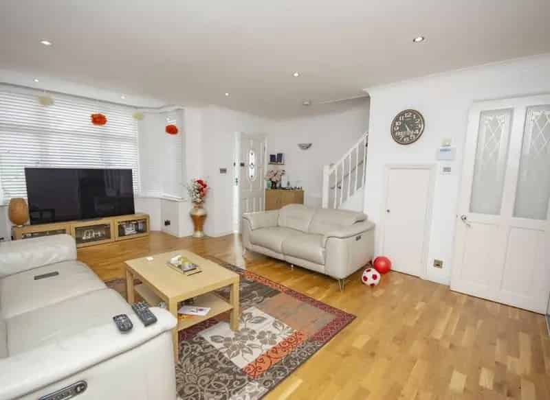 4 Bedroom Semi-Detached House with Gym and Garden