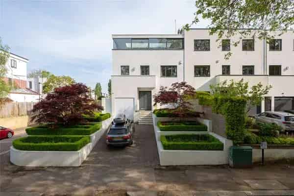 Modernist House with Stunning Gardens and City Views