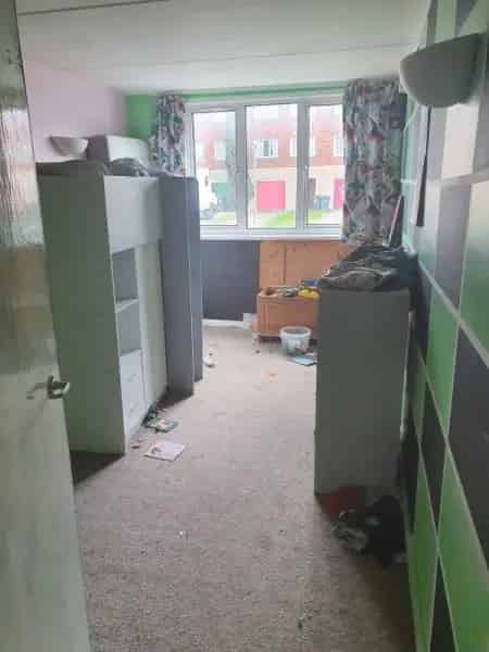 Large 2 Bed Flat Near Shops and Town