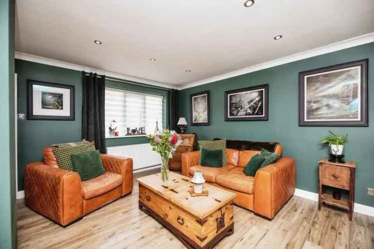 Spacious Semi-Detached House in Selby with 3 Bedrooms and Garden