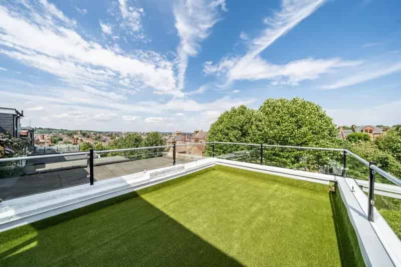 Six Double Bedroom Semi-Detached House with 74ft Garden